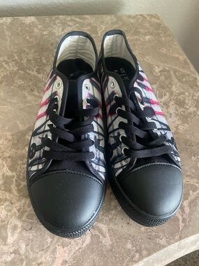Casual Women's Black & Pink Low-Top Sneakers